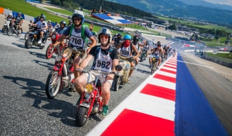 Un giro del Red Bull Ring sul tuo motorino 50cc – quello vecchio, rumoroso e mitico!