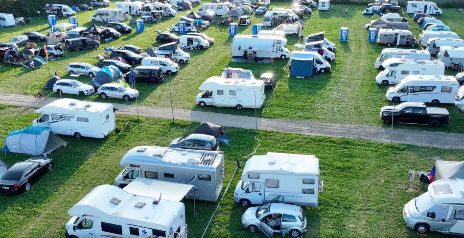 Luftaufnahme Camping WEISS Schitterhof – Stellplätze mit Wohnmobilen und Zelten am Red Bull Ring Spielberg