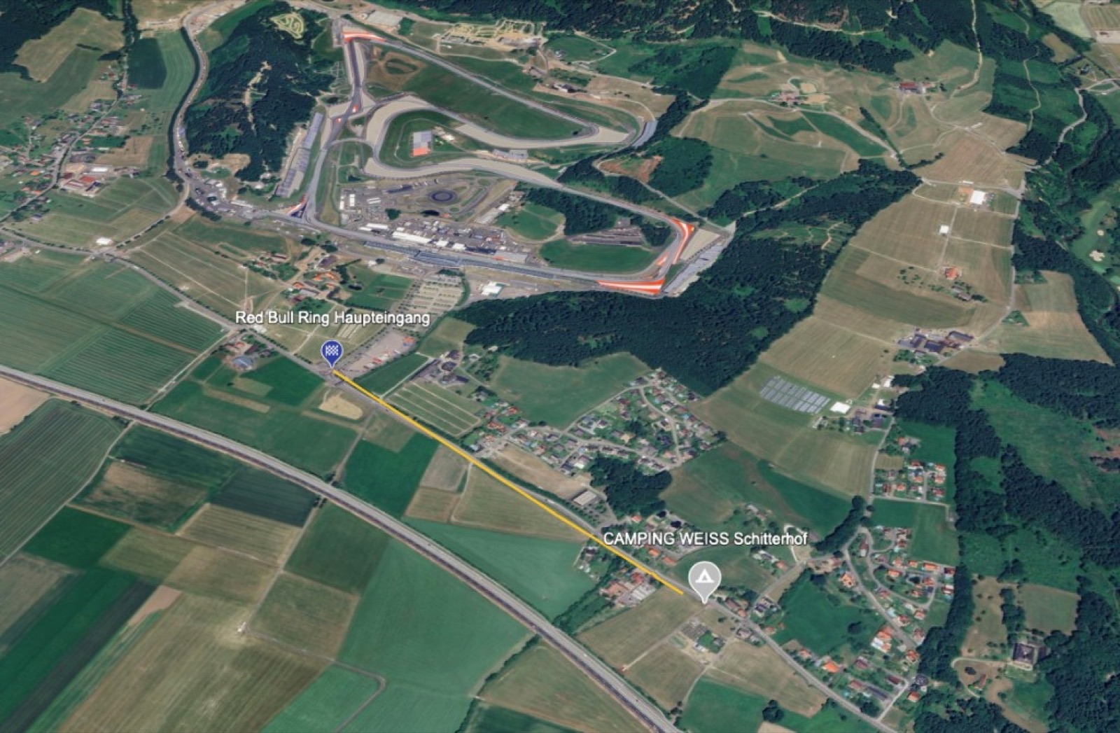 Lageplan: Luftbild Camping WEISS Schitterhof zum Red Bull Ring Haupteingang – ca. 900 m Fußweg (gelbe Linie)